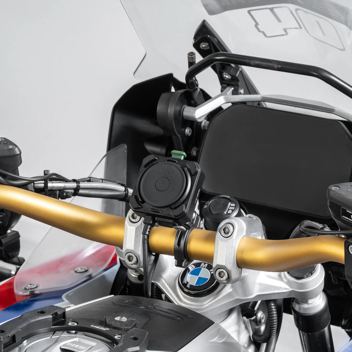 Supporto antivibrazione per smartphone da moto LOBOO PH04 con ricarica wireless da 15W e ricarica rapida da 30W per moto ADV BMW, Honda e Yamaha