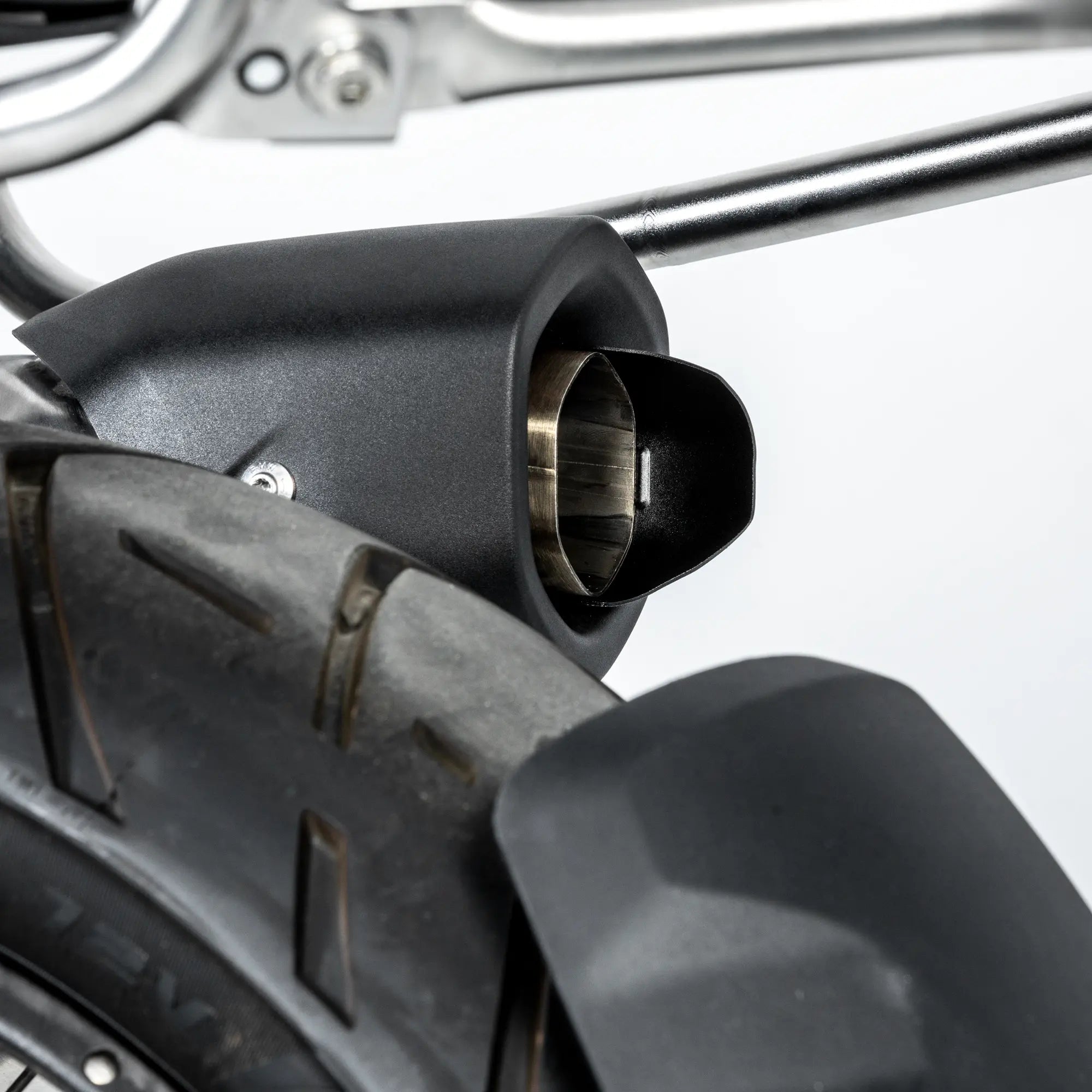 LOBOO Exhaust Deflector for BMW R1300GS / Adventure (2024+) | Luggage Heat Shield - LOBOO